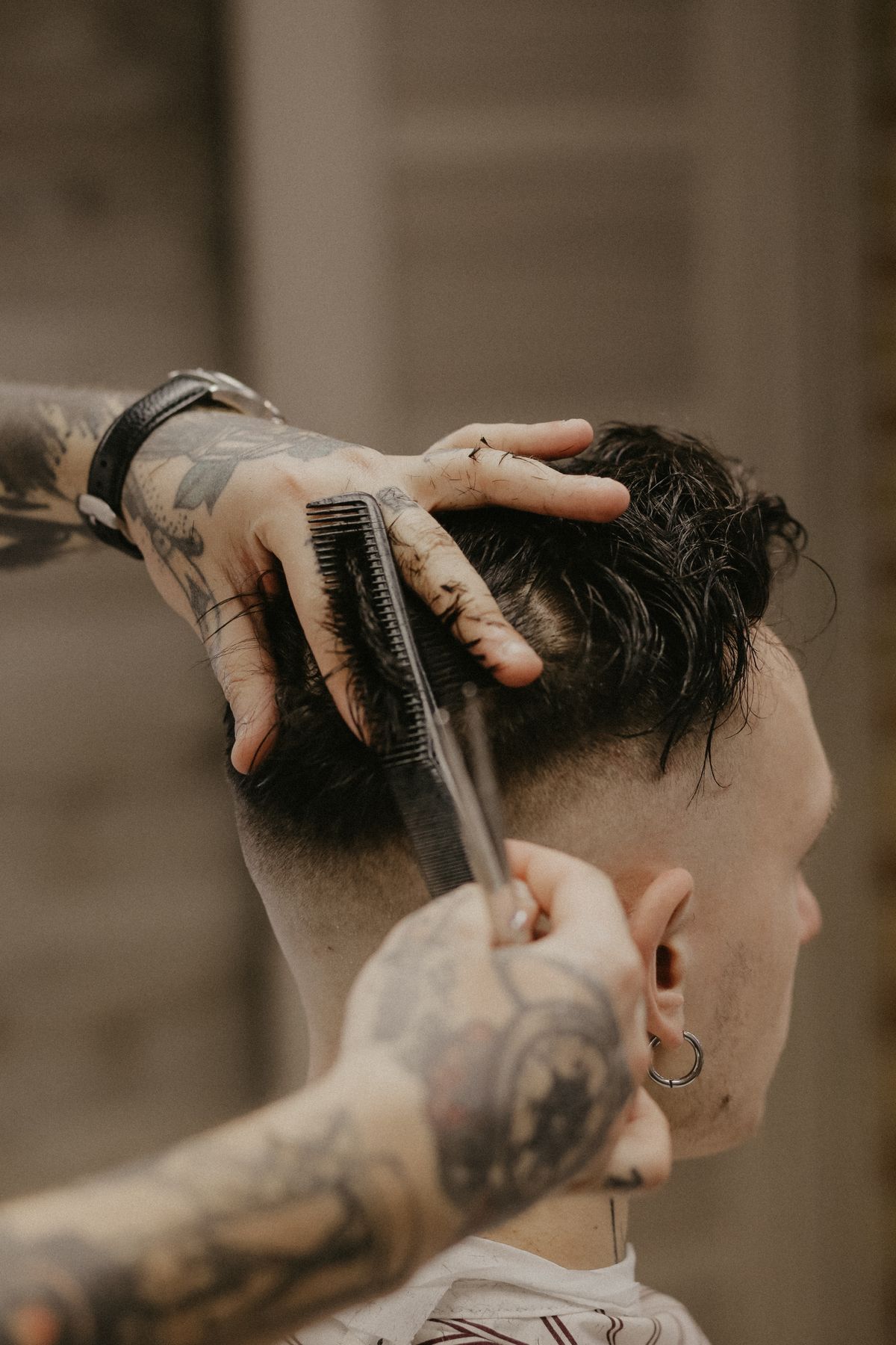 Coiffeur travaillant une coupe homme aux ciseaux et au peigne — photo d’inspiration